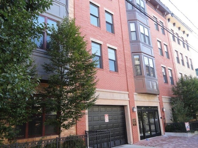 Building Photo - 615 Adams St