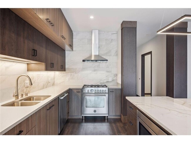 Building Photo - 253 Lake St E