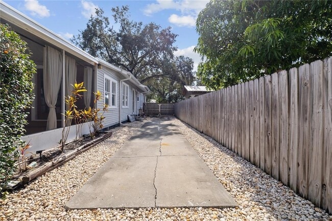 Building Photo - 227 W Fern St