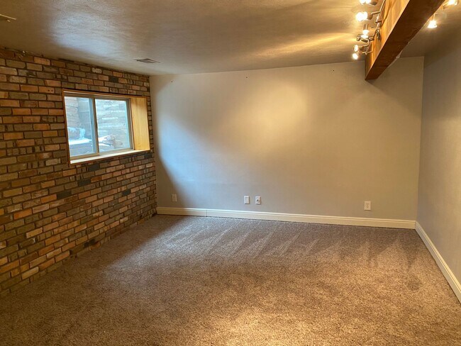 Building Photo - 4 Bed 3.5 Bath Wonderland Hill Townhouse
