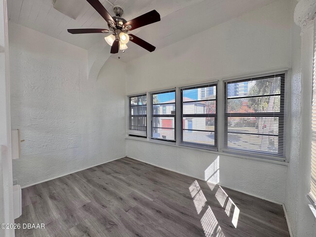 Building Photo - 436 N Grandview Ave