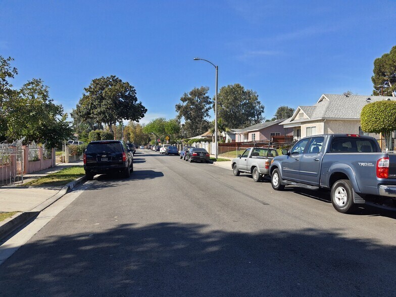 Neighborhood looking west - 6538 San Vincente St