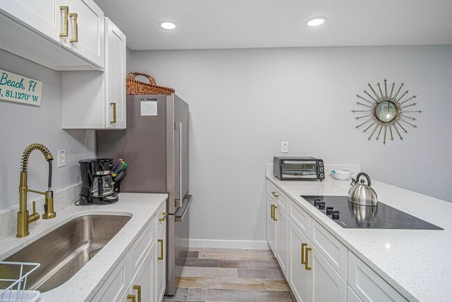 Building Photo - AVAILABLE MARCH 15TH 2026 -Downtown Flagler Beach Furnished 3 bedroom 1 bath!