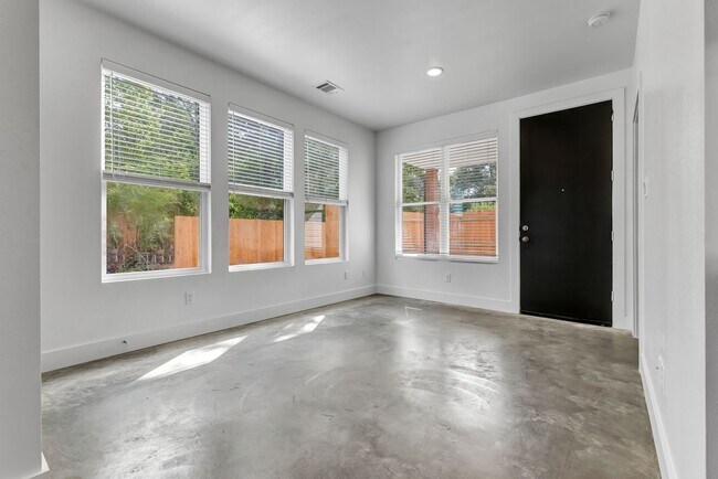 Building Photo - 213 Lynn Dr