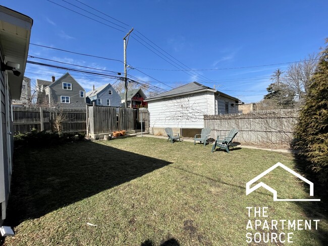 Building Photo - 2028 N Sawyer Ave