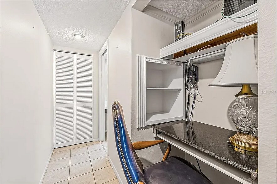 Building Photo - 222 Woodlake Wynde