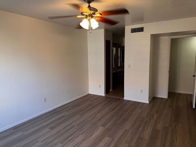 Building Photo - 700 E Mesquite Cir