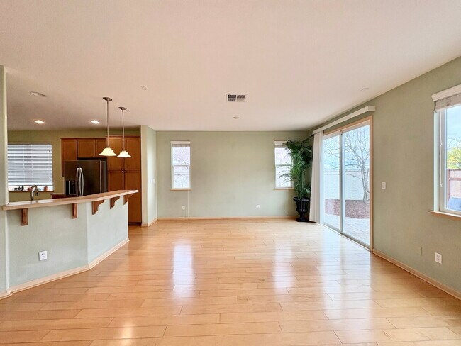 Building Photo - 50% off your first month’s rent move-in special! Spacious 4BR / 2.5BA Home in Pittsburg