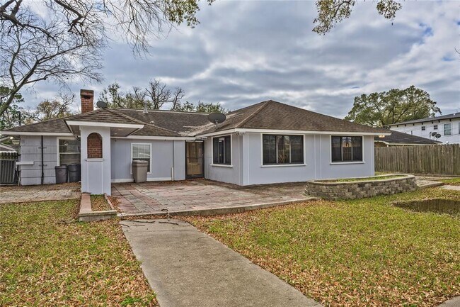 Building Photo - 4810 Saxon St
