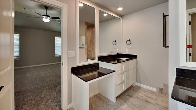 Building Photo - Luxury 4 Bedroom 3 Bathroom Home in Lone O...