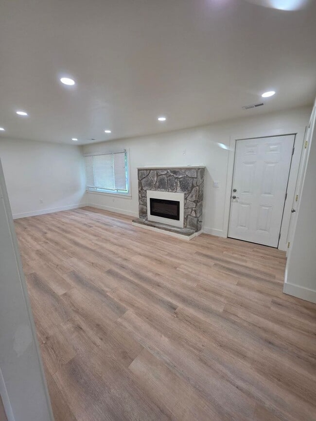 Building Photo - 3 bedrooms 2 bath