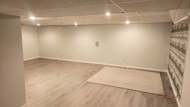 Building Photo - "Charming 3-Bed Oasis with 2.5 Baths on Carrington Court!"