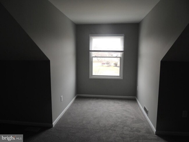 Building Photo - 404 Pinebrooke Cir