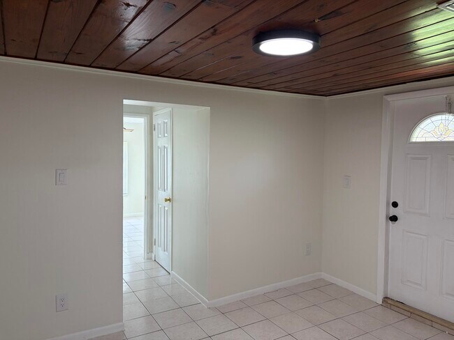 Building Photo - 2320 Sunrise Dr