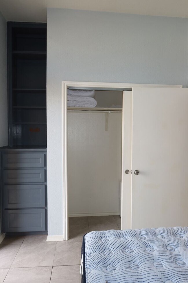 Building Photo - Wesdgewood West Campus - 1BD / !BA - 10 Ft Ceilings - Nodern Appliances - Gated - W/D -  $1000