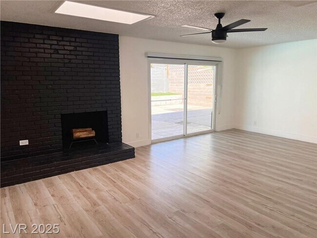 Building Photo - Stylish 4-Bed Home with Pool, Spa & No HOA...