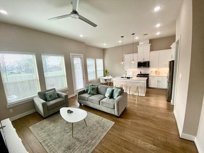 Building Photo - 303 Queen Sude Ln