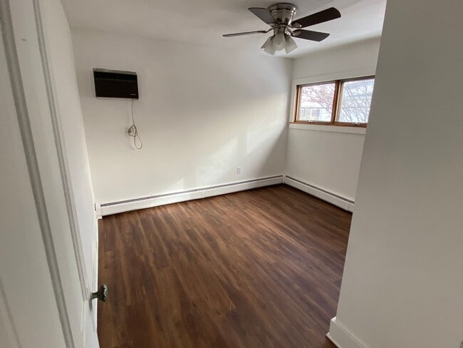 Building Photo - 3 Bedroom house available now!