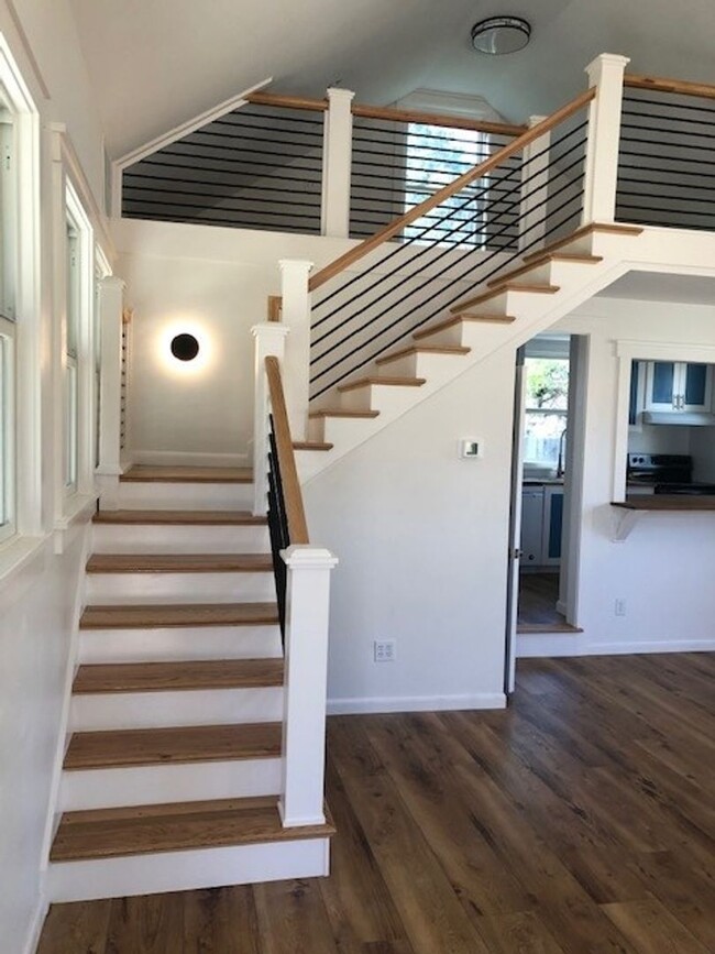 Building Photo - One Bedroom loft apartment for rent in Manteo