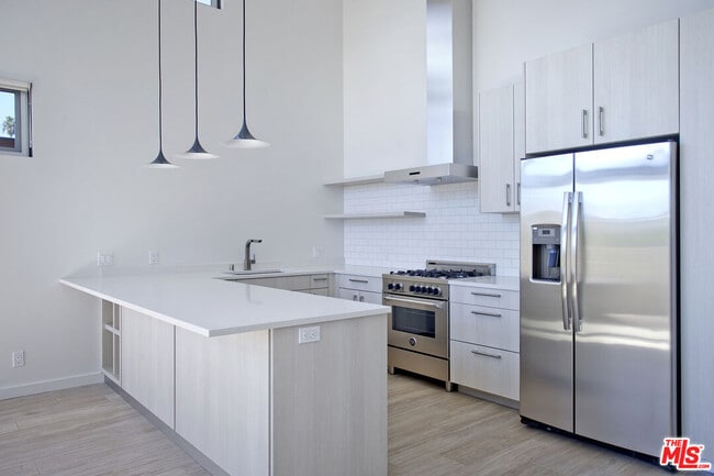 Building Photo - 806 6th Ave