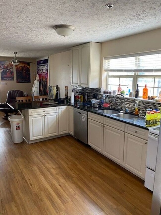 Building Photo - Renaissance II Condominiums: Available Fal...