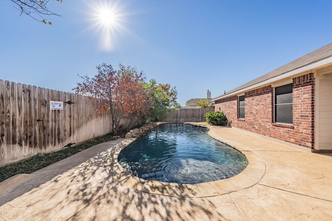 Building Photo - 3bed/2bath Cozy Chic with Backyard Oasis