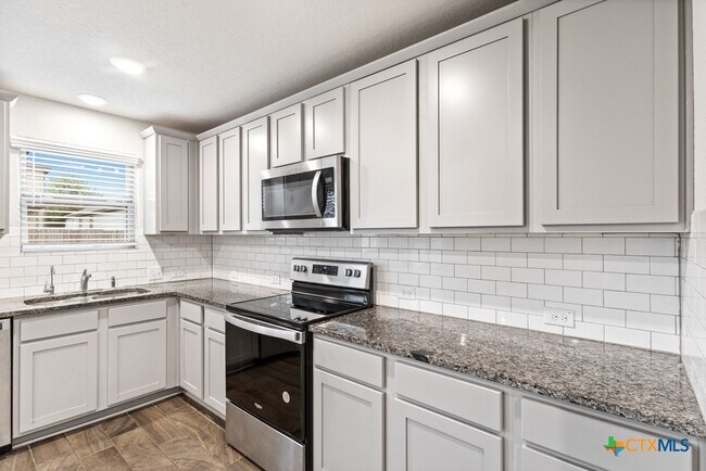 Building Photo - 2432 Ayers Dr