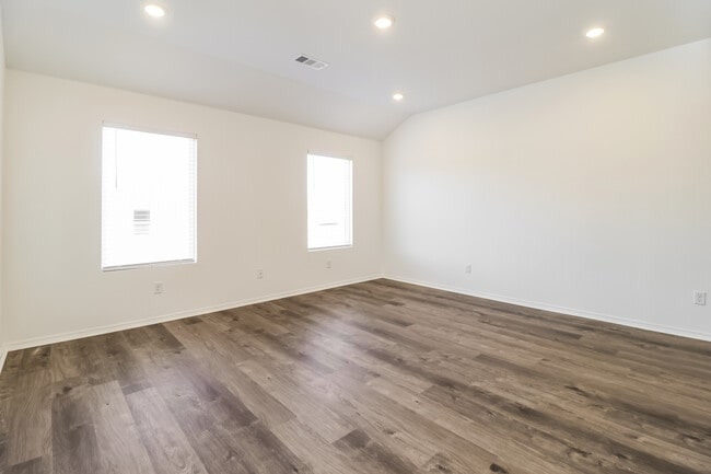 Building Photo - 47 10 Point Ln