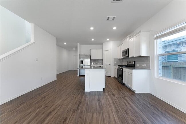 Building Photo - 924 Bluewood Bend