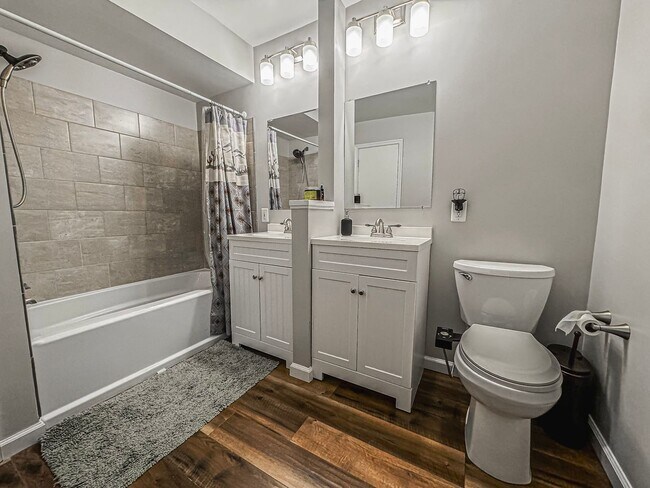 Building Photo - Beautiful Fully Furnished 2 Bed 1 Bath Condo With A Balcony In Desired Cardinal Forest