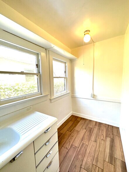 Breakfast Nook/ Work Space - 1138 N Gardner St
