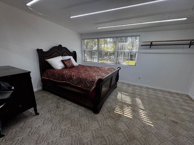 Building Photo - Charming Home with Mother in-Law Suite & Lake Access