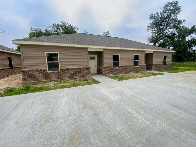 Building Photo - 2BR/2BA Duplex in Westlake – All-Inclusive Utility Option Available!