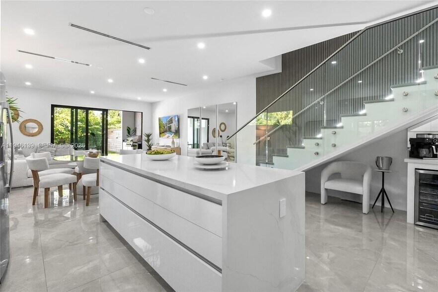 Building Photo - 325 SW 16th St