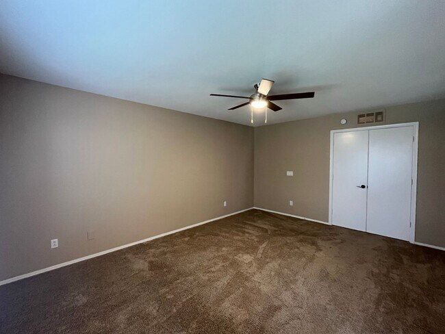 Building Photo - 4 Bedroom Home Near N McQueen Rd and E Cha...