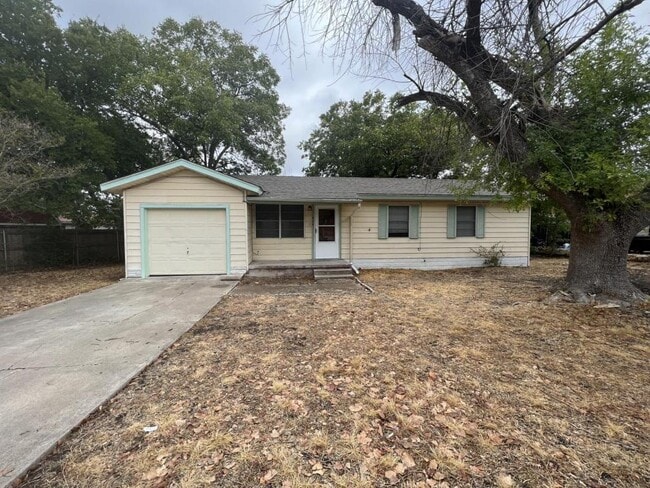 Primary Photo - 806 Sandy Ct