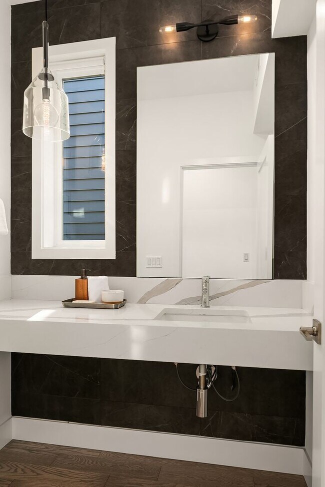 Building Photo - 4bd/3.25 Kirkland Home