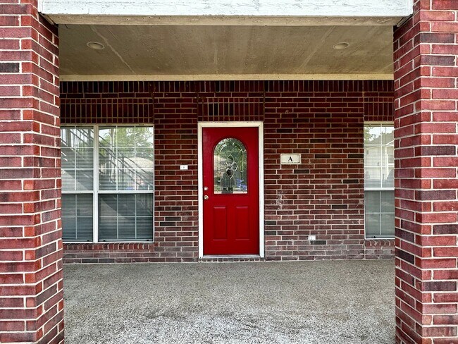 Building Photo - 4/4 Duplex in the Baylor Bubble!