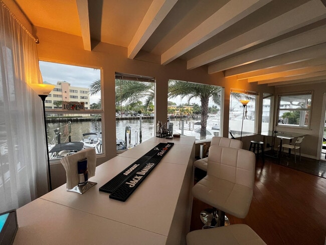 Building Photo - 904 NE 20th Ave