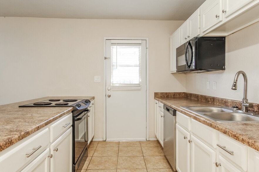 Building Photo - 8037 E Oak St