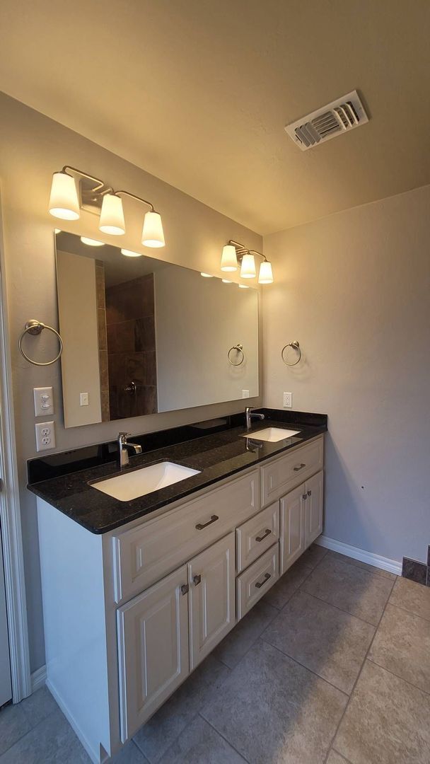 Building Photo - Very Beautiful 4 Bedroom Home in Mustang Schools