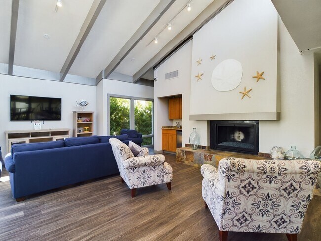 Building Photo - Luxury Monterey Condo with washer-dryer