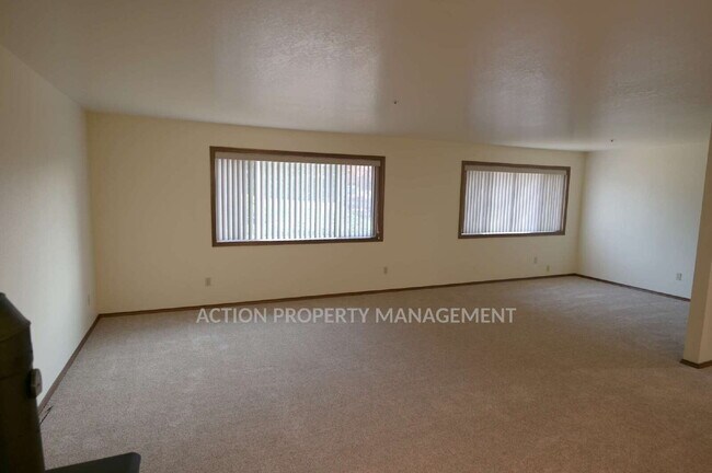Building Photo - 2 bed 2 bath 1 car garage duplex in Sequim