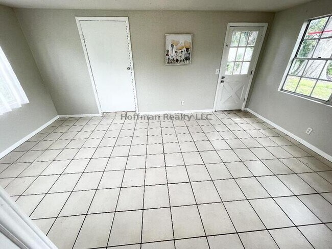 Building Photo - 3-Bed, 1-Bath, South Tampa Home