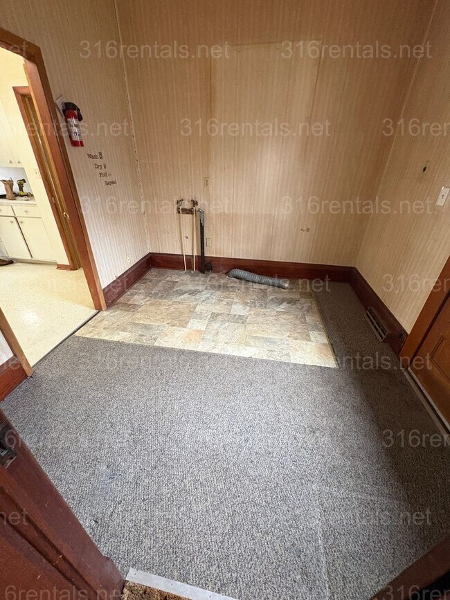 Building Photo - $875 - 3 bed 1 bath - Single Family Home