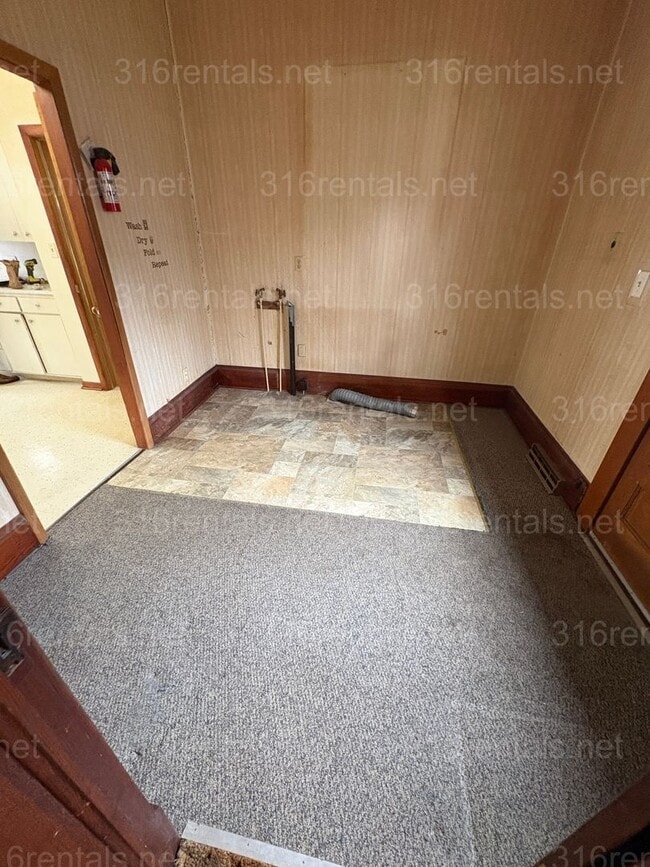 Building Photo - $899 - 3 bed 1 bath - Single Family Home