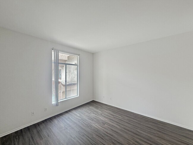 Building Photo - Beautiful 2B/2.5BA in The Elysian Complex!...
