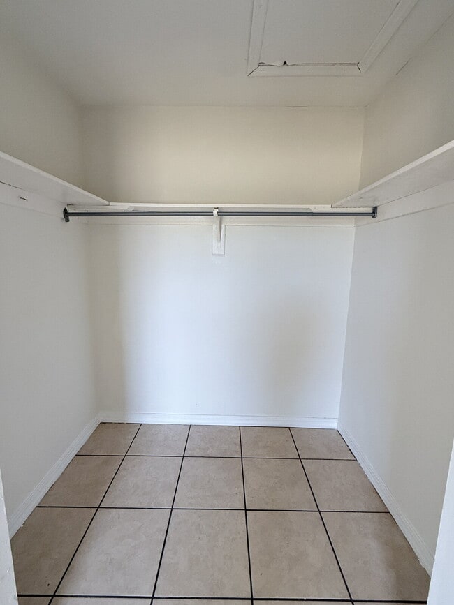 Building Photo - 2 Bedroom and 1 Bathroom