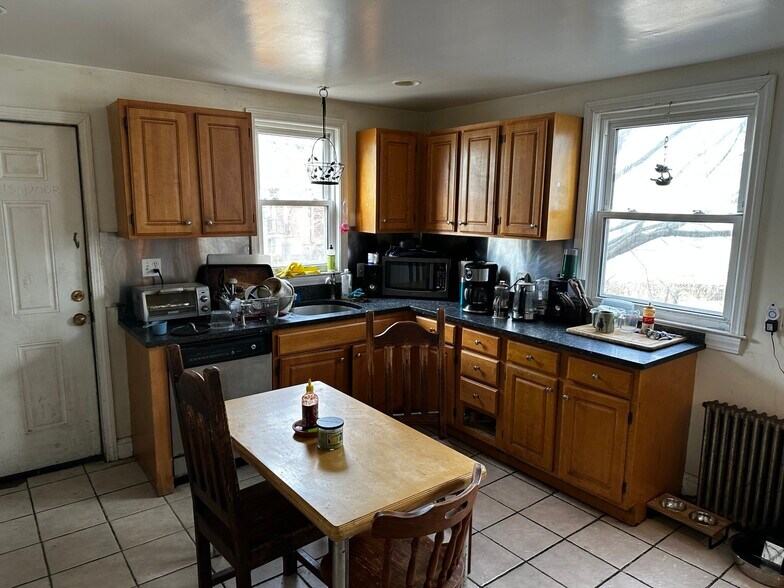 Building Photo - 40 Hooker St