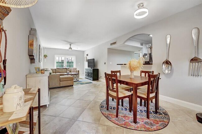 Building Photo - 744 NE 14th Ave